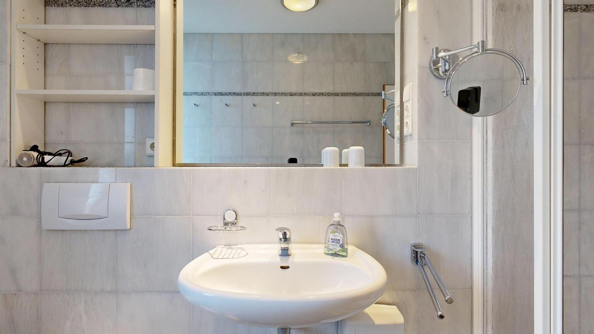 Strandnahe Mit Schwimmbad Im Haus, A Cappella 15, Apartment *